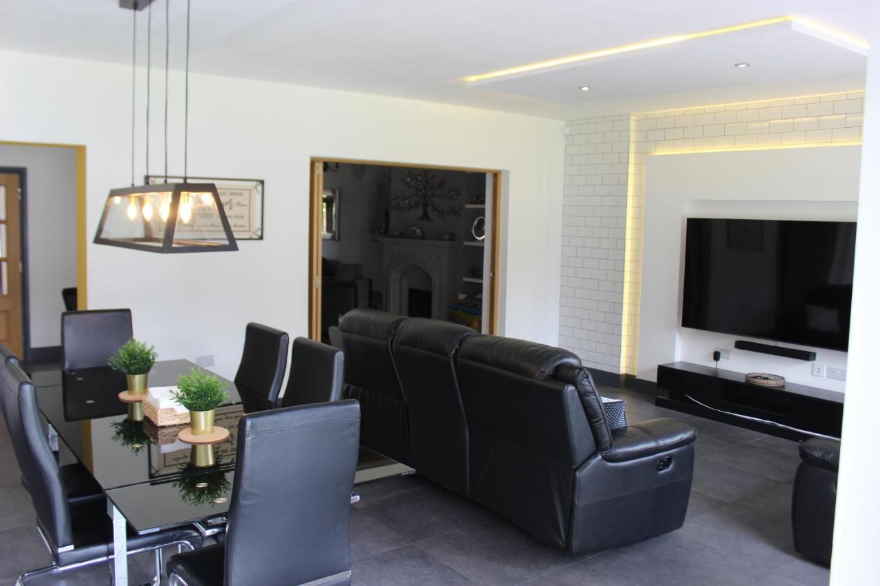 Modern Spacious House - Sleeps 16, Free Parking, Sun Terrace Nuneaton Bagian luar foto
