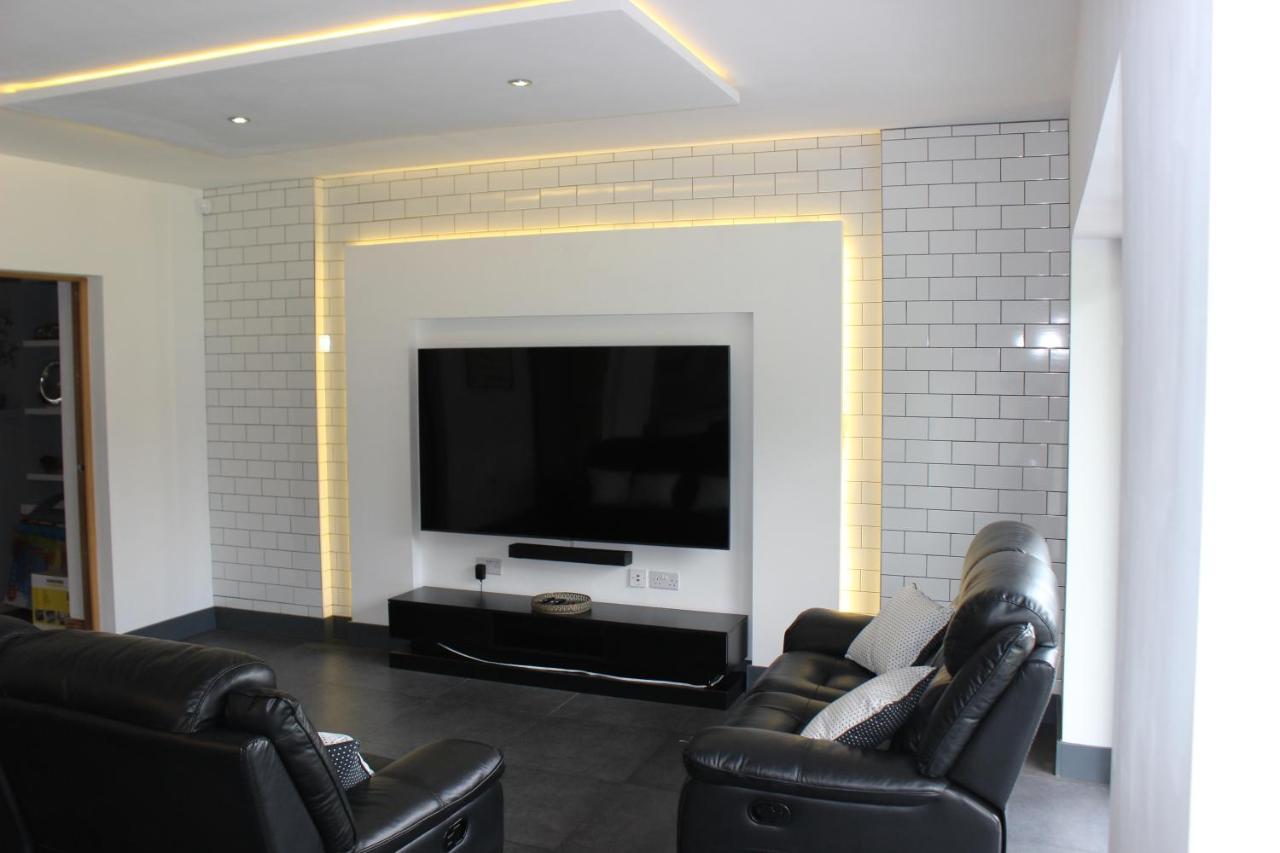 Modern Spacious House - Sleeps 16, Free Parking, Sun Terrace Nuneaton Bagian luar foto