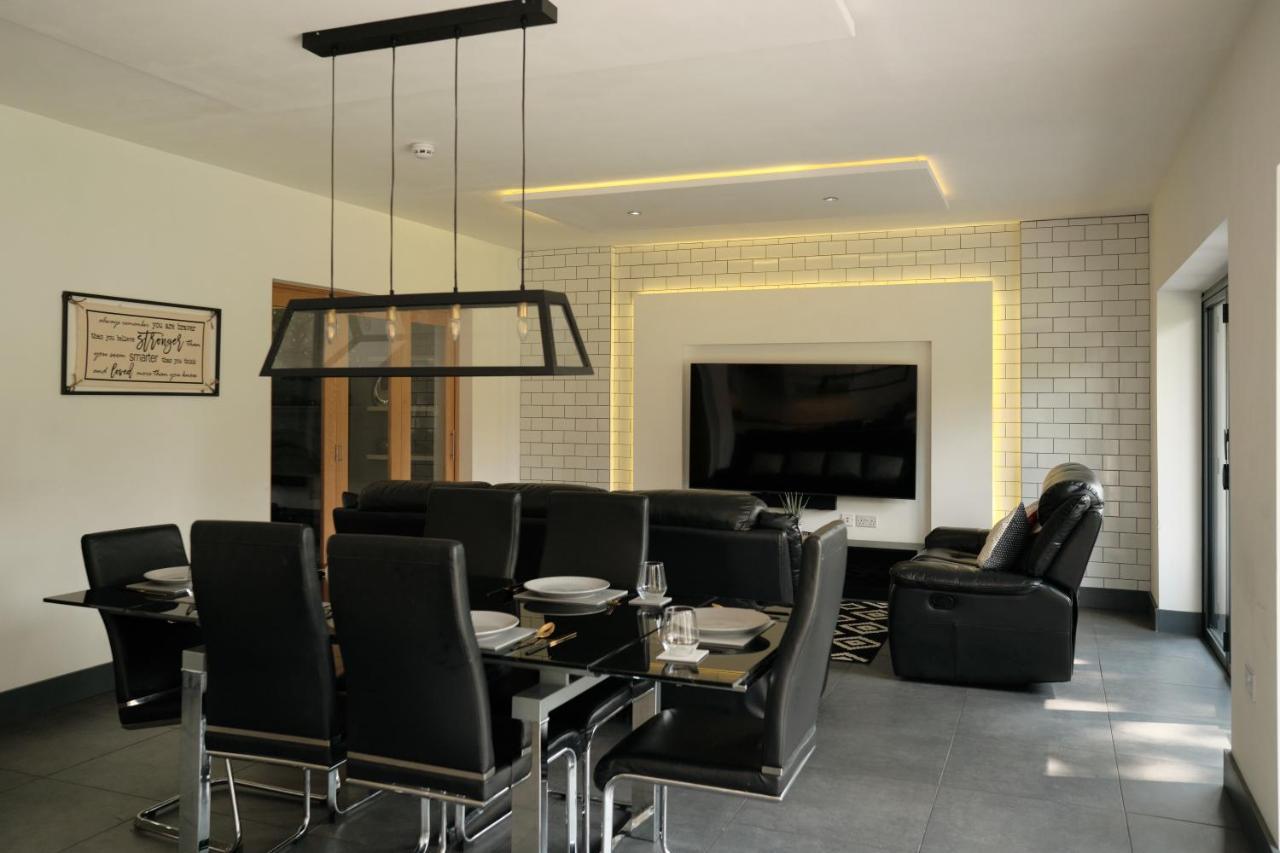 Modern Spacious House - Sleeps 16, Free Parking, Sun Terrace Nuneaton Bagian luar foto